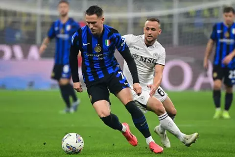 إنتر ينهي الموسم وصيفًا للدوري الإيطالي بعد خسارة اللقب لنابولي